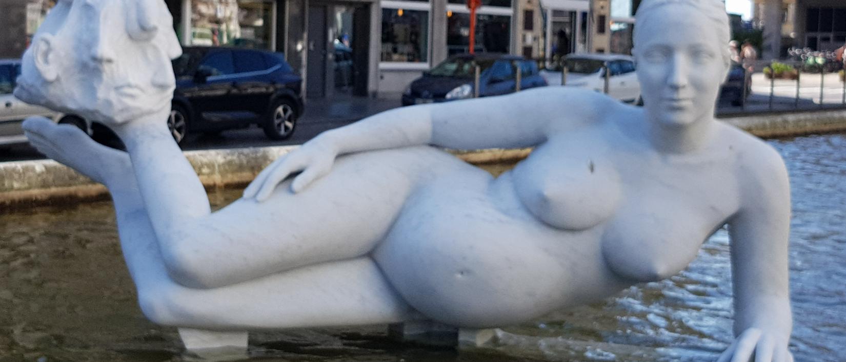 Het werk van Femmy Otten, "De moeder", een naakte zwangere vrouw ligt in het water voor het Kursaal van Oostende w