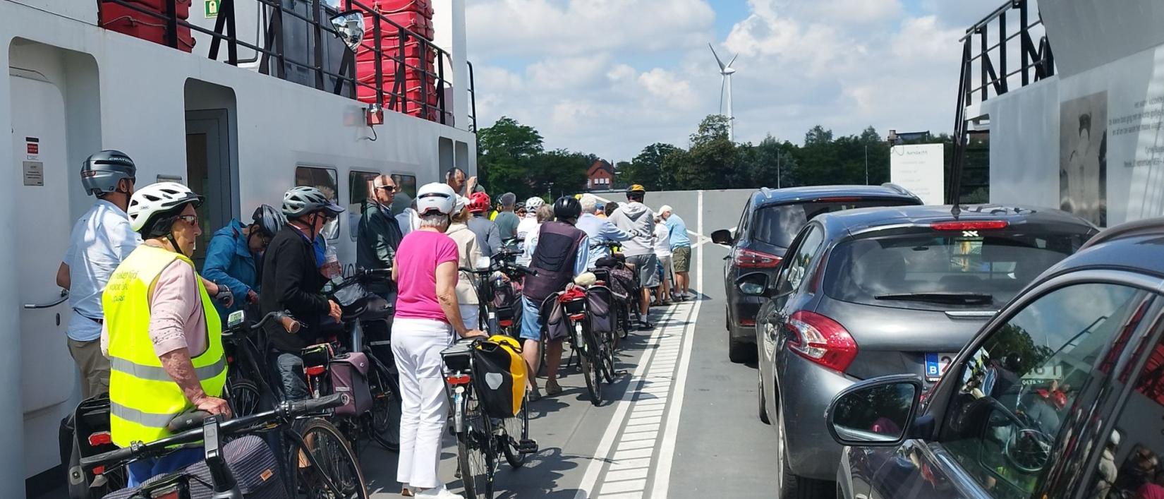 Groepfietser op de veerboot.