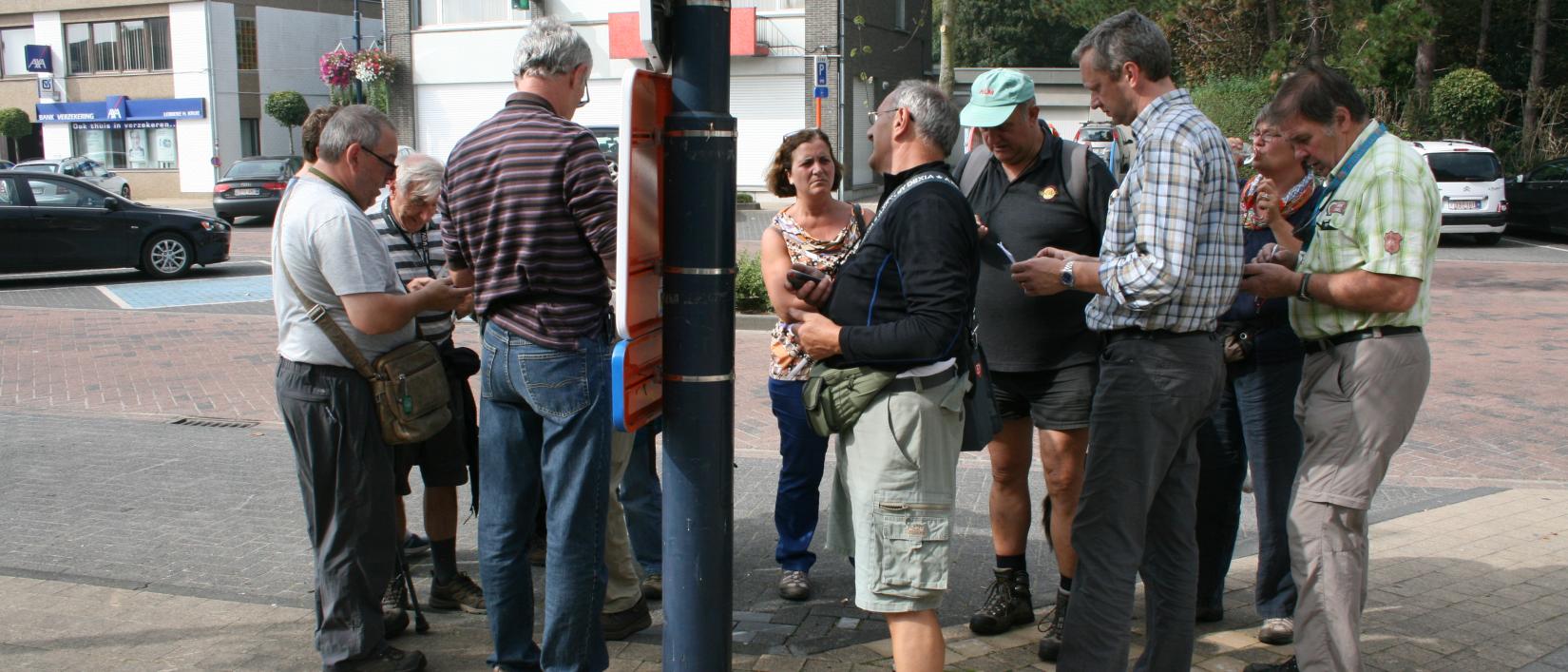 samen op zoek naar een geocache