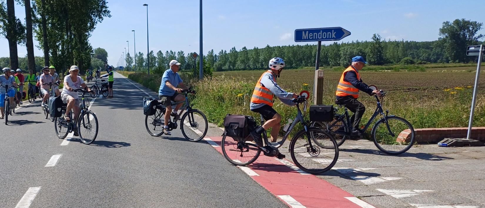 Groepfietser die een andere weg inslaan.