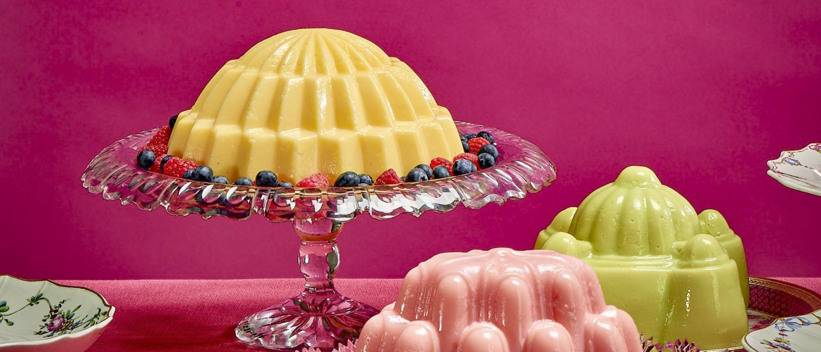 Puddingbuffet, met 18de-eeuws porselein gedecoreerd in Den Haag en 19de-eeuws glaswerk (collectie Kunstmuseum Den Haag)