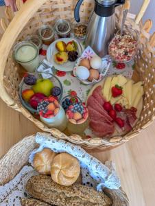 Rijkgevulde ontbijtmanden met lokale ingrediënten