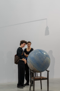 Alicja Kwade. Dusty Die