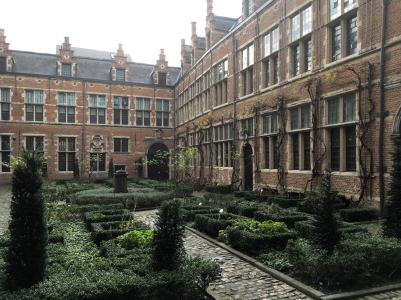 De binnentuin van het museum