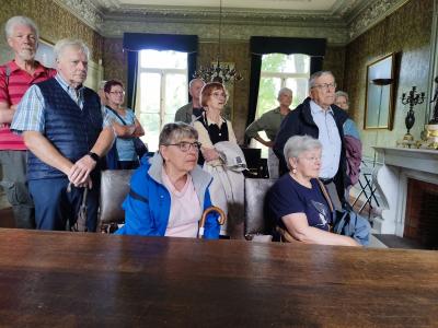 Aandachtig luisteren in de villa