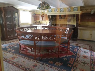 Een ronde tafel in de villa, een speciaal ontwerp.