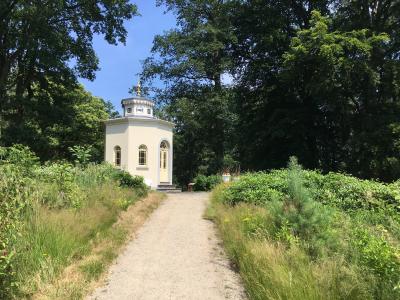 Het theehuisje met eronder een ijskelder 