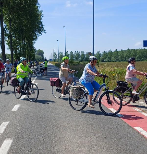 Groepfietser die een andere weg inslaan.