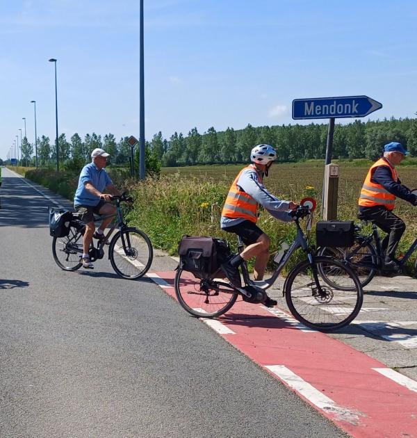 Groepfietser die een andere weg inslaan.