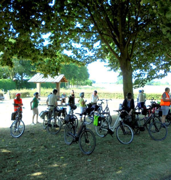 Fietsers van Pasar Zemst nemen rustpauze