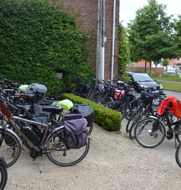 De fietsen wachten geduldig op hun baasje om de tocht verdere te zetten.