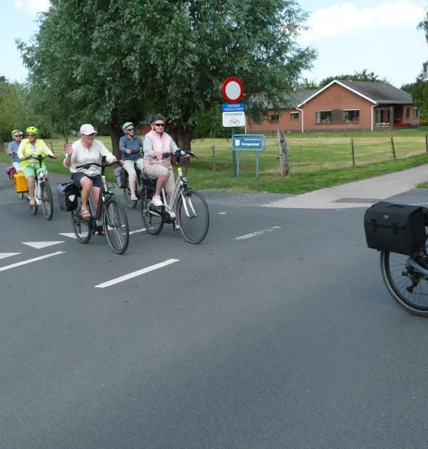 Groepfietser die een andere wegoversteken.