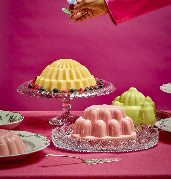 Puddingbuffet, met 18de-eeuws porselein gedecoreerd in Den Haag en 19de-eeuws glaswerk (collectie Kunstmuseum Den Haag)