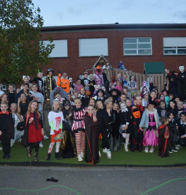 Een grote groep kinderen trok mee op pad