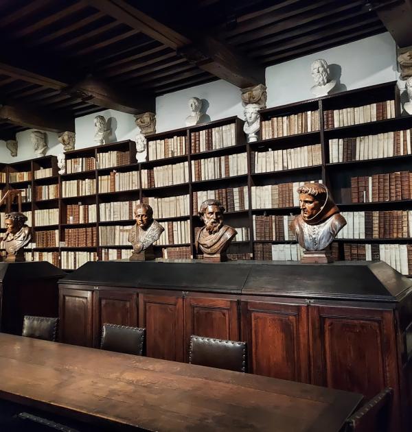 De imposante bibliotheek