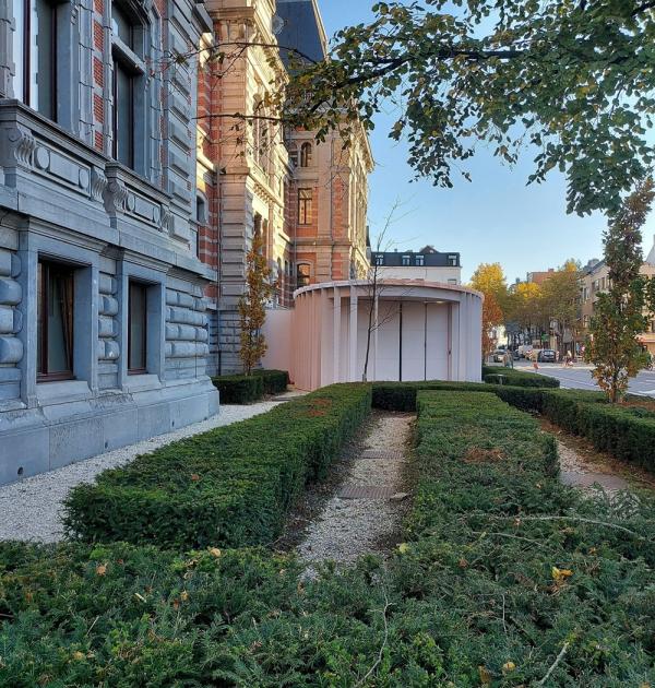 In- en uitgang voor de politie met de beklaagden.