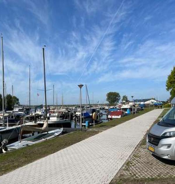 Hoofdfoto Camperlocatie Bij de Jachthaven